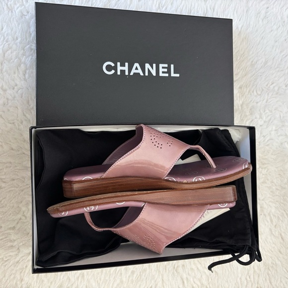 Chanel CC Logo Interlocking Purple Patent Leather Thong Sandals EU 37.5 - Picture 13 of 16